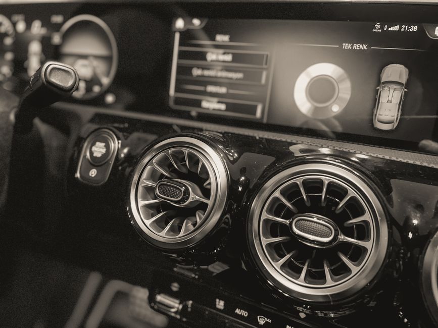 Proč auto zapáchá a jak tomu předejít